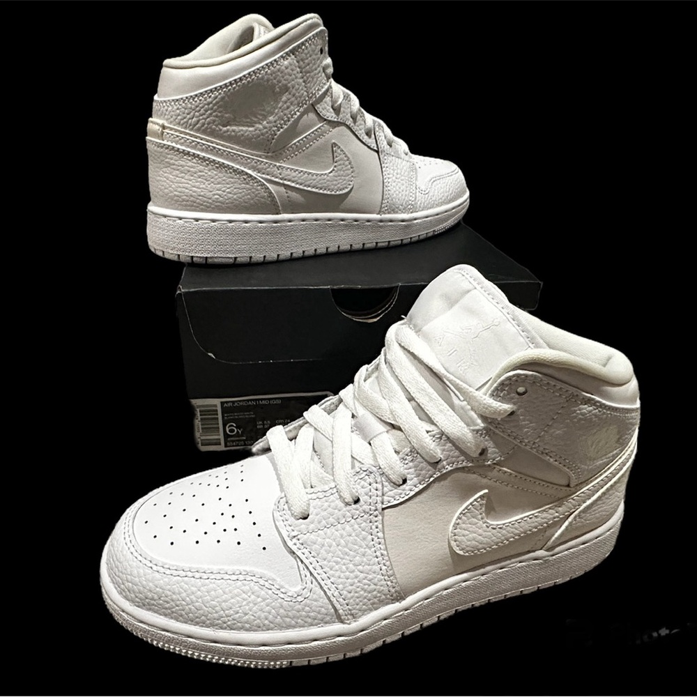 NIB Nike AIR JORDAN 1 MID 6Y/7.5W 554725-130 WHITE